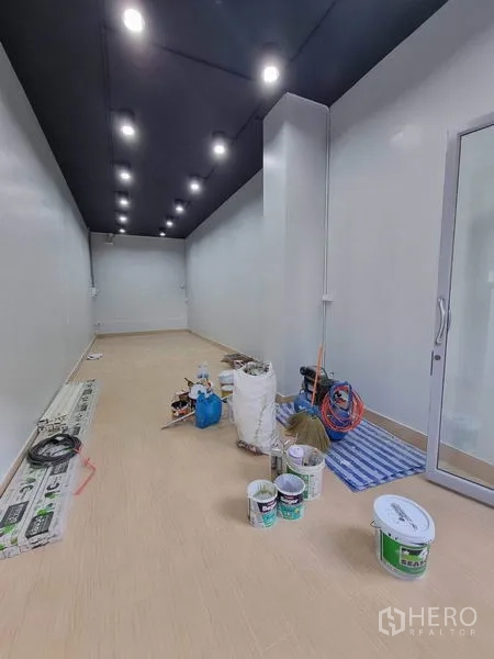 พื้นที่ขายปลีก ให้เช่าในKhlong Toei, Bangkok - ภายในพื้นที่ร้านค้าขนาด 35 ตร.ม. ผนังสีขาว เพดานสีดำติดดาวน์ไลท์และประตูกระจก กำลังตกแต่ง