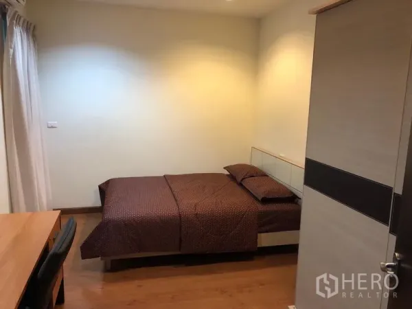 คอนโด ให้เช่าในRatchathewi, Bangkok - ห้องนอนเตียงคู่ โต๊ะทำงาน พื้นไม้โทนอุ่น