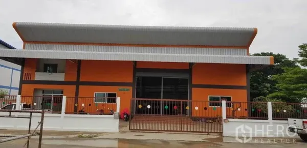 工厂 出售在Bang Phli, Samut Prakan - 工厂正立面，宽大卷帘门、金属屋顶与安全大门。