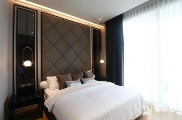 คอนโด ให้เช่าในKhlong San, Bangkok - ห้องนอนโปร่งสว่าง หัวเตียงบุผ้า โคมแขวนข้างเตียง และผ้าม่านโปร่งสูงจรดเพดาน