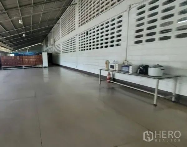 工厂 出租在Mueang Samut Prakan, Samut Prakan - 宽敞走道，通风砖墙、混凝土地面与操作台