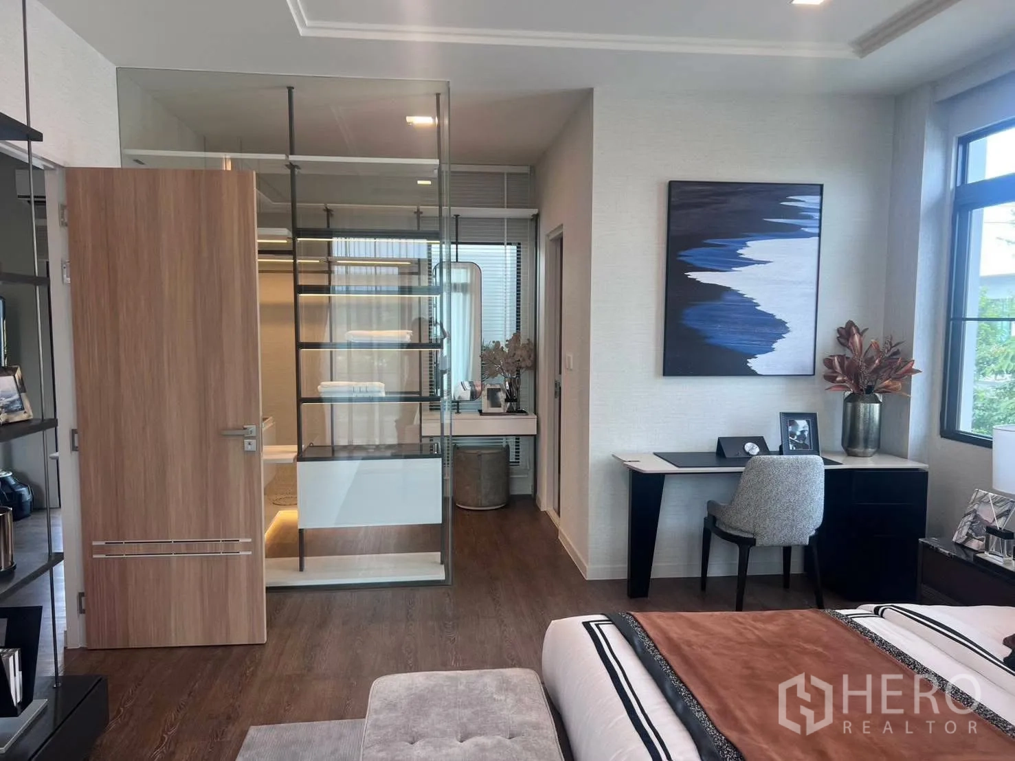 บ้านเดี่ยว for rent or sale in Bang Phli, Samut Prakan - มุมมองห้องนอนหลักไปยังโต๊ะทำงานและตู้เสื้อผ้าหลังกระจก.
