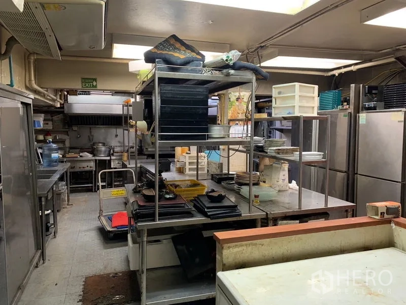 零售空间 出租在Bang Rak, Bangkok - 配有不锈钢货架、冰箱和备餐台的商用厨房。