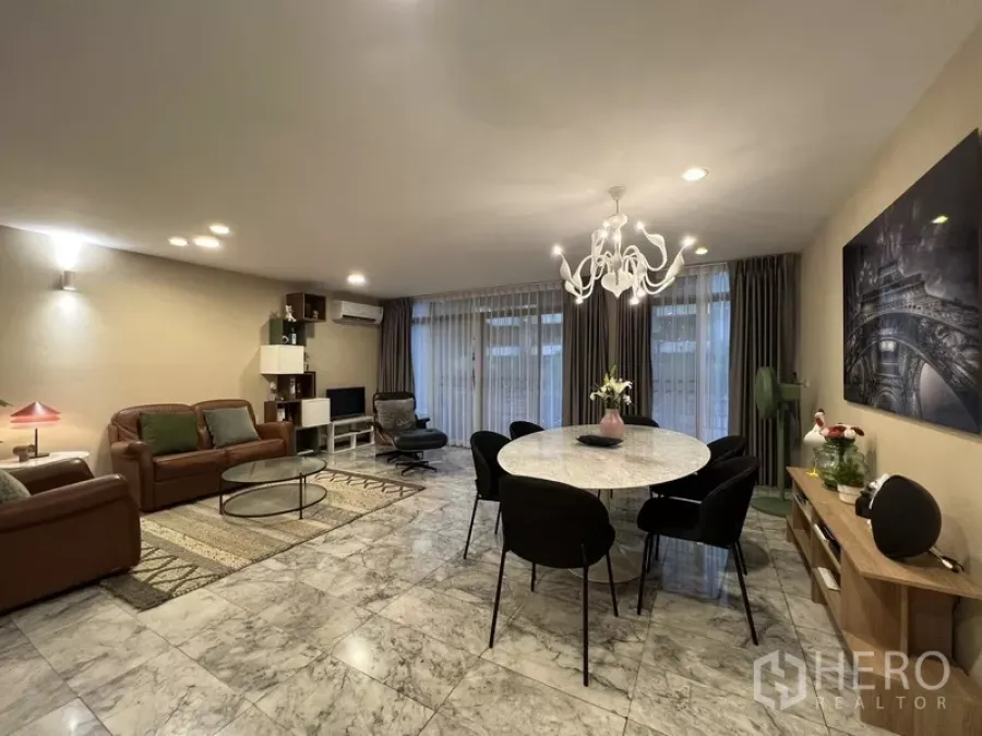 ทาวน์เฮาส์ ให้เช่าหรือขายในSuan Luang, Bangkok - ห้องนั่งเล่นและรับประทานอาหารปูหินอ่อน โคมระย้า ผ้าม่านสูงจรดเพดาน