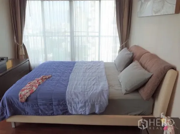 คอนโด ขายในWatthana, Bangkok - ห้องนอนมีหน้าต่างบานใหญ่ วิวเมือง และเตียงคู่โทนสีอบอุ่น