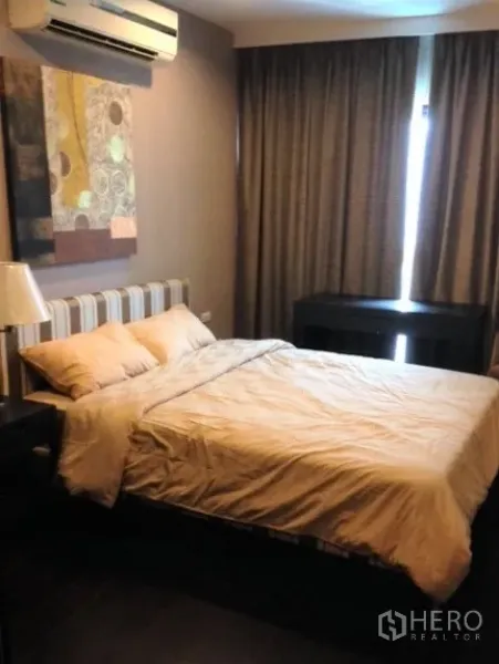 คอนโด ให้เช่าในSathon, Bangkok - ห้องนอนอบอุ่น เตียงควีน งานศิลป์ ม่านทึบ และเครื่องปรับอากาศ