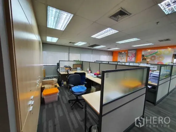 สำนักงาน ให้เช่าในWatthana, Bangkok - พื้นที่สำนักงานแบบโอเพ่นพร้อมบูธทำงาน พื้นพรม ไฟฝ้าหลอดฟลูออเรสเซนต์ และหน้าต่างบานยาวพร้อมมู่ลี่