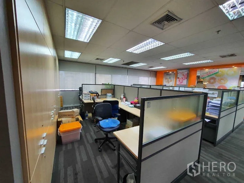 สำนักงาน ให้เช่าในWatthana, Bangkok - พื้นที่สำนักงานแบบโอเพ่นพร้อมบูธทำงาน พื้นพรม ไฟฝ้าหลอดฟลูออเรสเซนต์ และหน้าต่างบานยาวพร้อมมู่ลี่