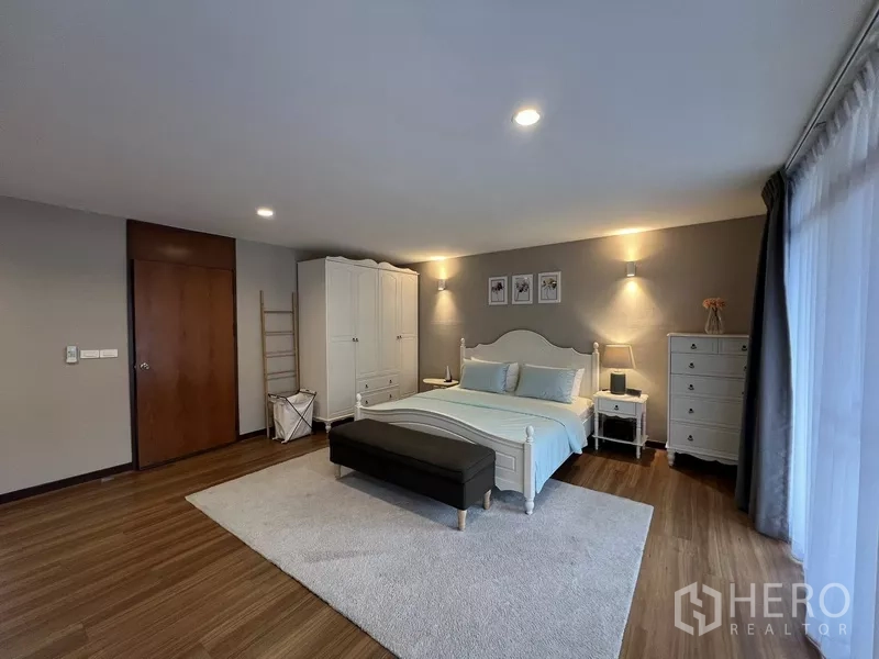 ทาวน์เฮาส์ ให้เช่าหรือขายในSuan Luang, Bangkok - ห้องนอนใหญ่เฟอร์นิเจอร์สีขาวคลาสสิก พรม และไฟบิวท์อิน