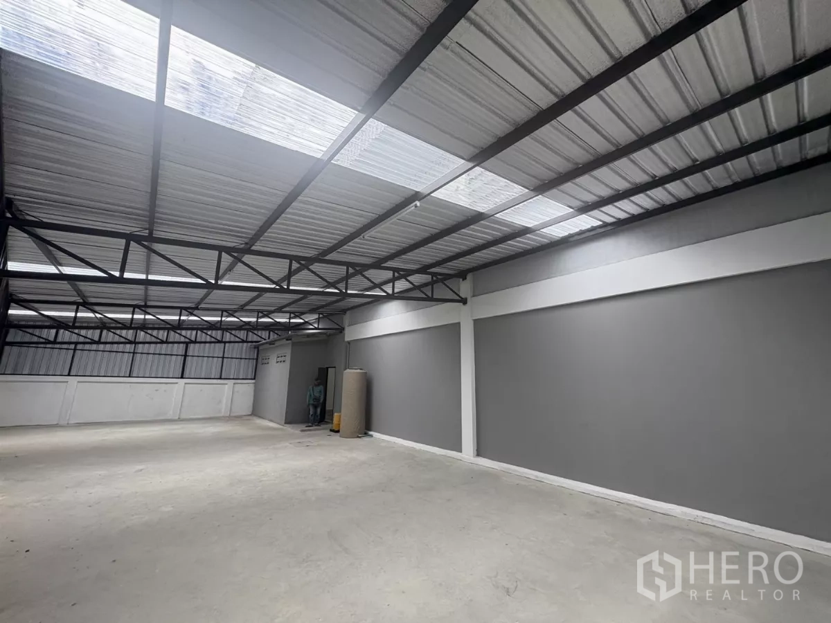 工厂 出租在Phra Samut Chedi, Samut Prakan - 覆盖式储物平台的另一角度，灰色墙面与钢结构桁架。