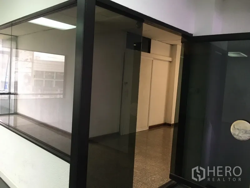 สำนักงาน for ในHuai Khwang, Bangkok - โถงภายในผนังกระจกเต็มบานและประตูเชื่อมห้องถัดไป