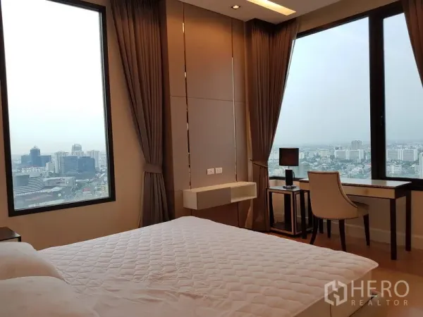 คอนโด ให้เช่าในChatuchak, Bangkok - มุมห้องนอนพร้อมโต๊ะทำงานข้างหน้าต่างบานใหญ่ มองเห็นวิวเมือง ใกล้ MRT หมอชิต