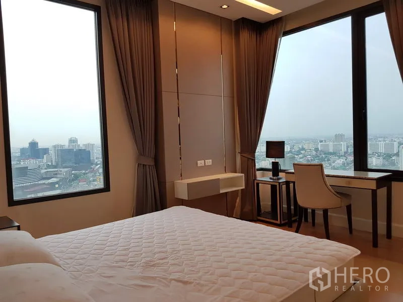 คอนโด ให้เช่าในChatuchak, Bangkok - มุมห้องนอนพร้อมโต๊ะทำงานข้างหน้าต่างบานใหญ่ มองเห็นวิวเมือง ใกล้ MRT หมอชิต