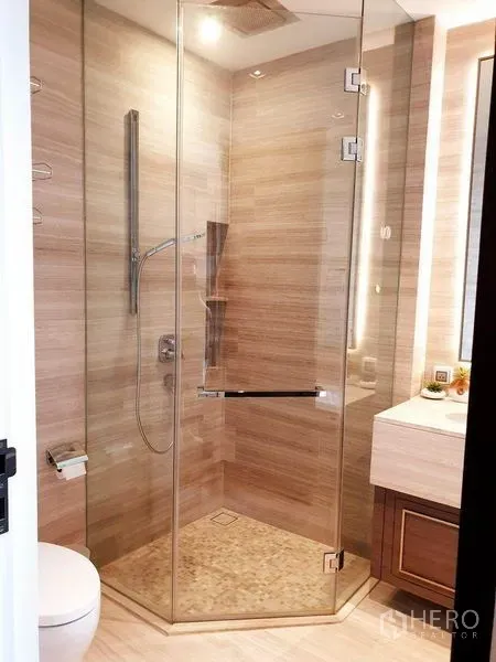 คอนโด ให้เช่าหรือขายในWatthana, Bangkok - ห้องน้ำสมัยใหม่ พร้อมตู้กระจกอาบน้ำและผนังลายหิน