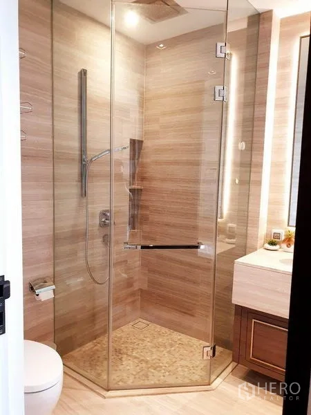 คอนโด ให้เช่าหรือขายในWatthana, Bangkok - ห้องน้ำสมัยใหม่ พร้อมตู้กระจกอาบน้ำและผนังลายหิน