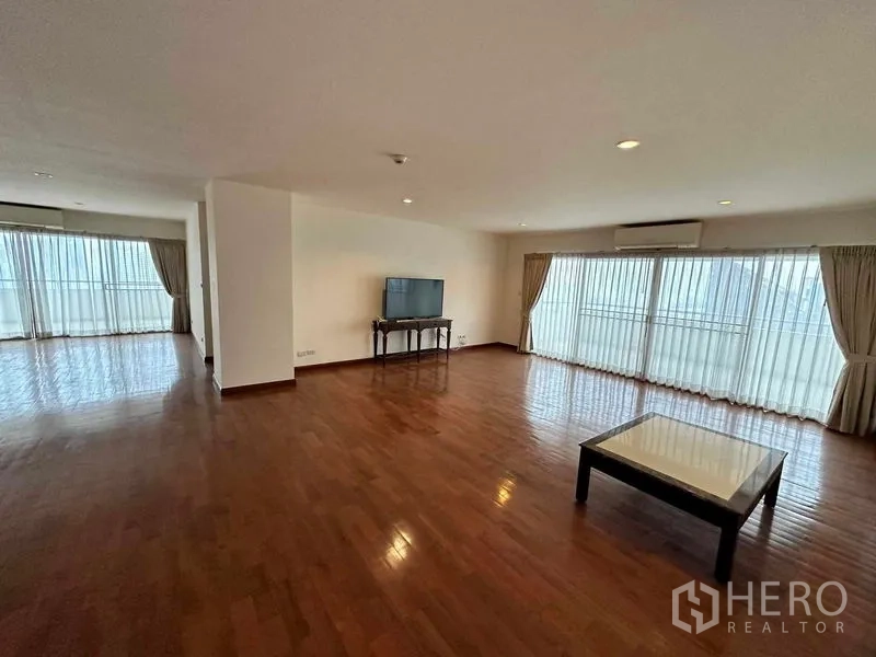 公寓 出租在Bangkok - 超大客厅，拼花木地板，电视柜，落地窗通向阳台