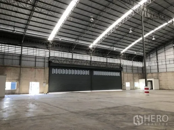 คลังสินค้า ให้เช่าในLam Luk Ka, Pathum Thani - ฮอลล์เก็บสินค้าโล่งพร้อมประตูชัตเตอร์สามบานและไฟแถบสว่าง