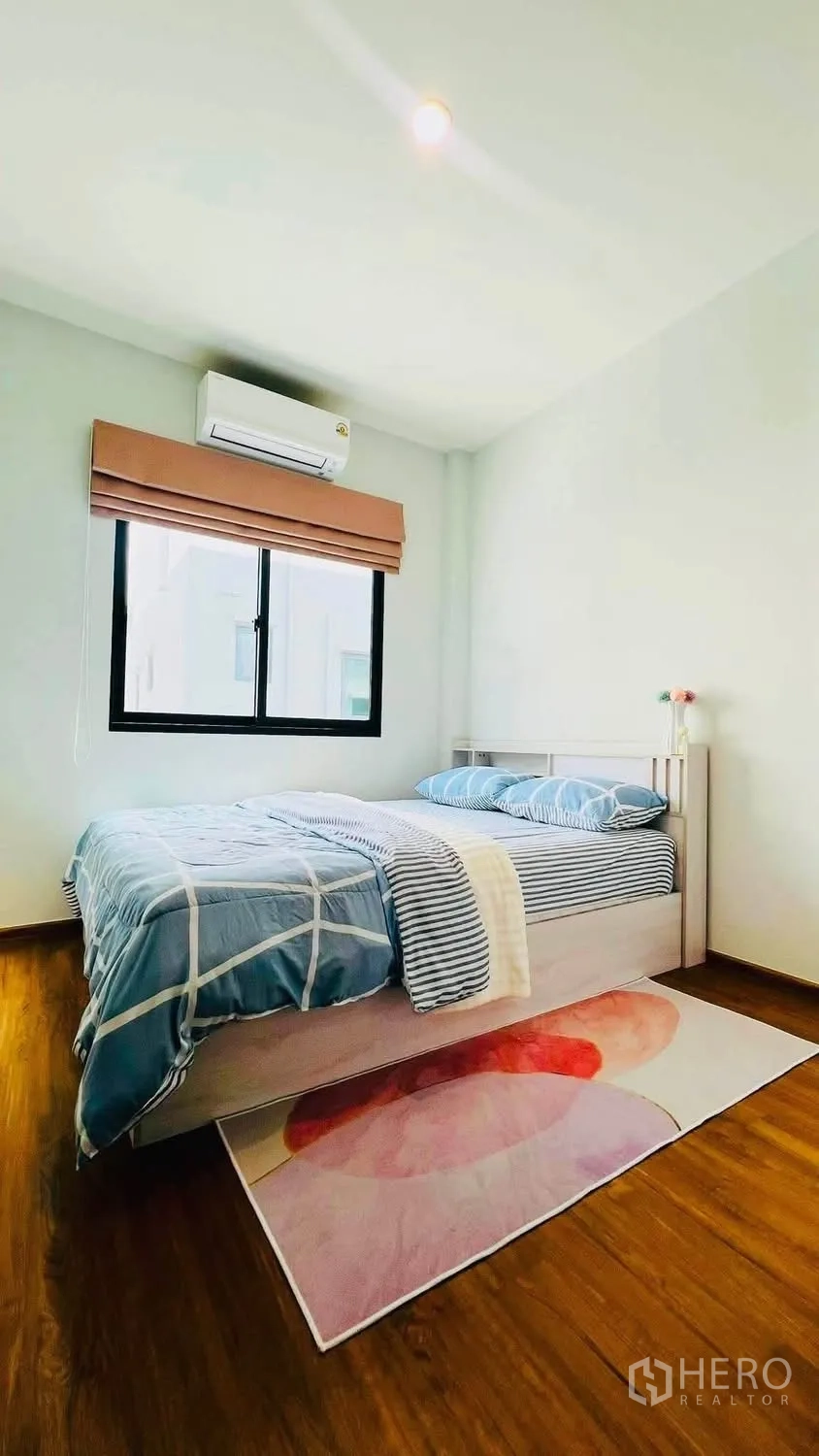 ทาวน์เฮาส์ for rent in Bang Phli, Samut Prakan - ห้องนอนอบอุ่น มีหน้าต่าง เครื่องปรับอากาศ และพรมลายสีสัน