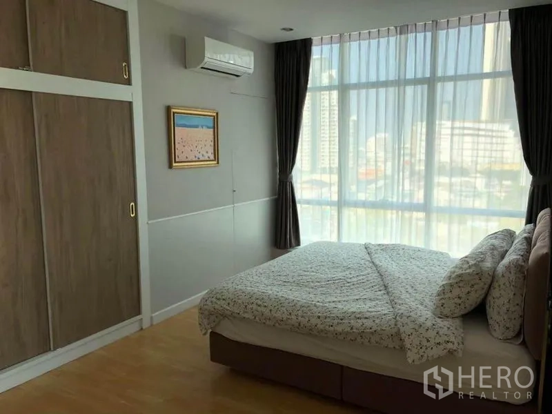 คอนโด ให้เช่าในKhlong San, Bangkok - ห้องนอนสว่างตา หน้าต่างสูง ตู้บิลท์อิน และเครื่องปรับอากาศ