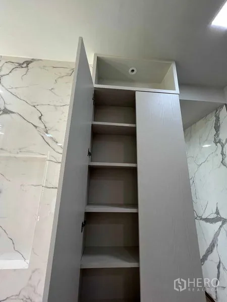 คอนโด ให้เช่าในWatthana, Bangkok - ตู้บิวท์อินสูงพร้อมชั้นวาง หลังกำแพงลายหินอ่อน