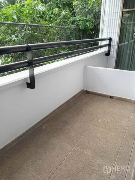 คอนโด ให้เช่าในWatthana, Bangkok - ระเบียงปูกระเบื้อง ราวกันตกสีดำ มองเห็นต้นไม้