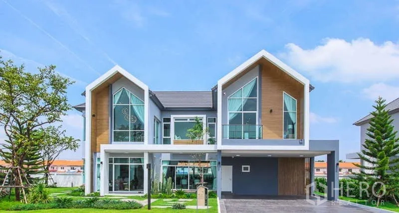 บ้าน ขายในLam Luk Ka, Pathum Thani - มุมมองด้านหน้าบ้านเดี่ยวสไตล์ร่วมสมัย กระจกขนาดใหญ่และสนามหญ้า