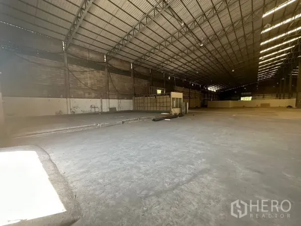 Warehouse for rent in Suan Luang, Bangkok - Spacious Suan Luang Bangkok warehouse interior with high steel truss roof and concrete floor.