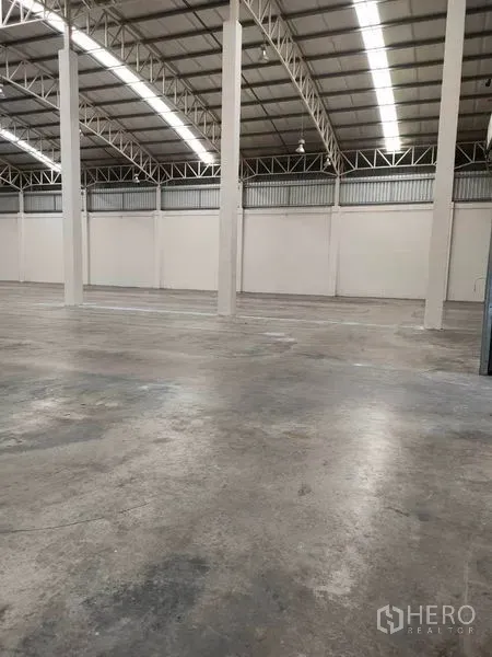 货栈 出租在Bang Pa-in, Phra Nakhon Si Ayutthaya - 仓储大厅，混凝土地坪、立柱和连续照明。