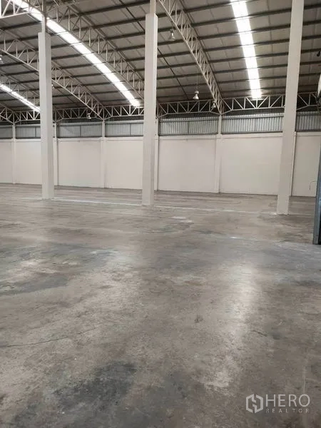 货栈 出租在Bang Pa-in, Phra Nakhon Si Ayutthaya - 仓储大厅，混凝土地坪、立柱和连续照明。
