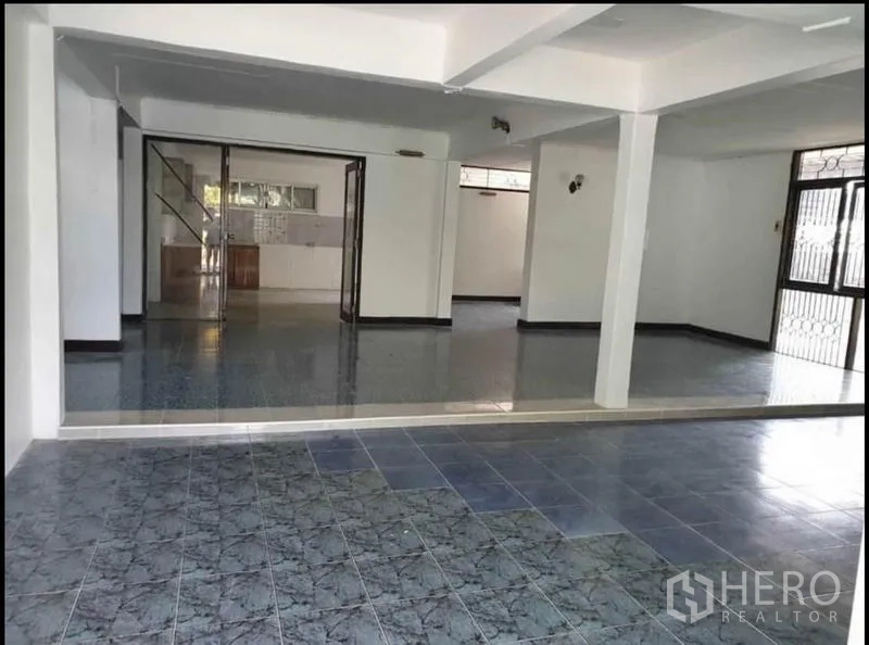 บ้าน ให้เช่าในLat Phrao, Bangkok - โถงรับแขกและทานอาหาร เชื่อมครัวด้วยประตูกระจกบานเลื่อน ใกล้บันได