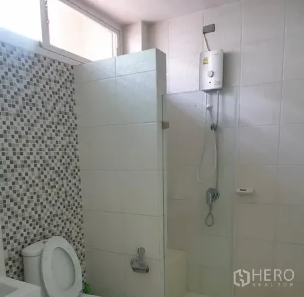 ทาวน์เฮาส์ ให้เช่าหรือขายในYan Nawa, Bangkok - ห้องน้ำตกแต่งกระเบื้องโมเสก กั้นอาบน้ำกระจก และเครื่องทำน้ำอุ่น