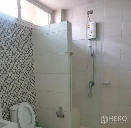 ทาวน์เฮาส์ ให้เช่าหรือขายในYan Nawa, Bangkok - ห้องน้ำตกแต่งกระเบื้องโมเสก กั้นอาบน้ำกระจก และเครื่องทำน้ำอุ่น