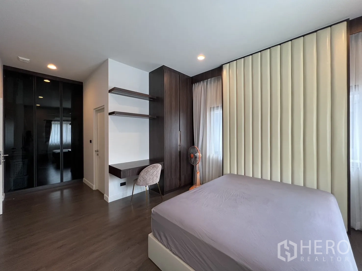 Detached House for rent or sale in Bang Kapi, Bangkok - Second bedroom showing built-in shelves, wardrobe and workspace.