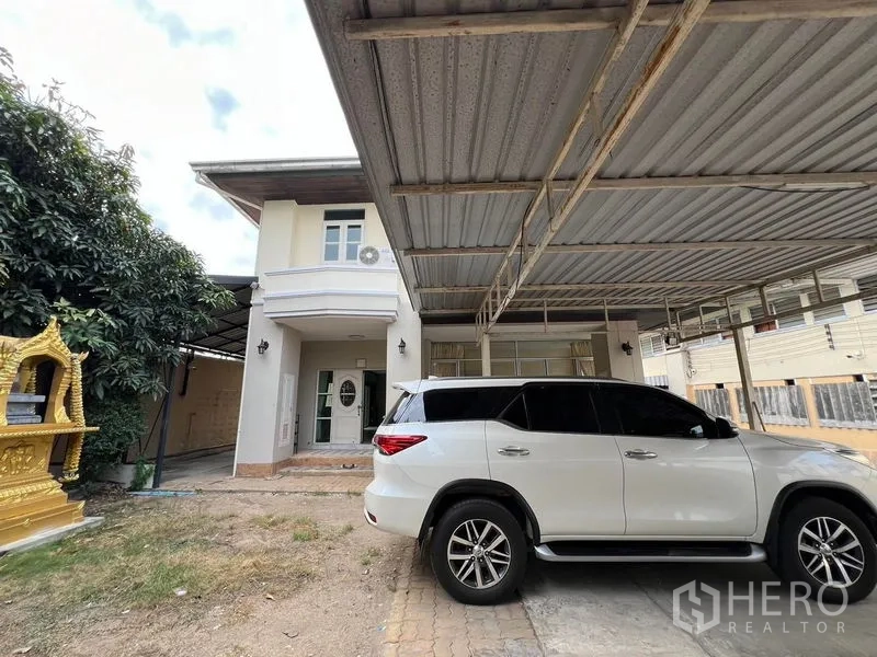 บ้าน ให้เช่าหรือขายในLak Si, Bangkok - โรงจอดรถขนาดใหญ่ข้างบ้าน พร้อมทางเข้าและลานจอดกว้าง