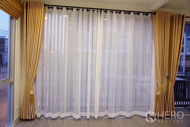 สำนักงานที่บ้าน ให้เช่าหรือขายในBang Khen, Bangkok - ห้องพร้อมผ้าม่านสีทองและม่านโปร่งเต็มผนัง เปิดสู่ระเบียง