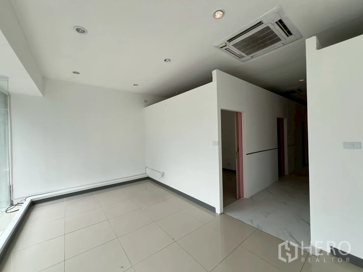 零售空间 出租在Watthana, Bangkok - 前厅展示区，通往内侧分隔房。