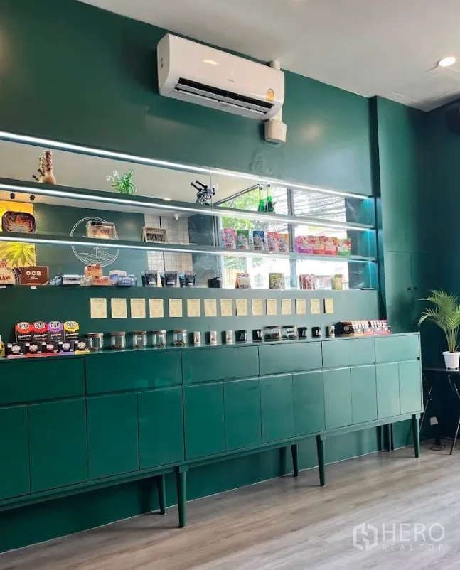 พื้นที่ขายปลีก ให้เช่าในWatthana, Bangkok - เคาน์เตอร์ยาวพร้อมชั้นกระจก กระปุกสินค้า และเครื่องปรับอากาศ