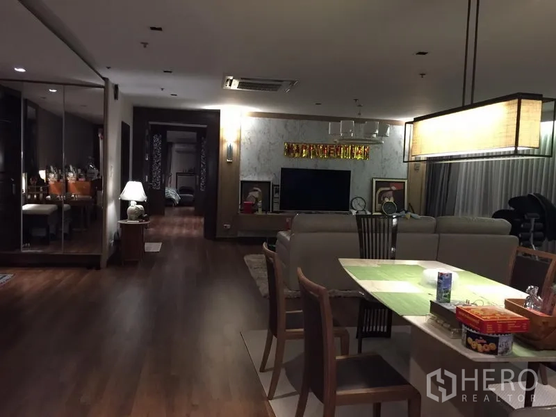 คอนโด ขายในWatthana, Bangkok - ห้องนั่งเล่นและรับประทานอาหารกว้างขวาง ผนังทีวีและพื้นไม้