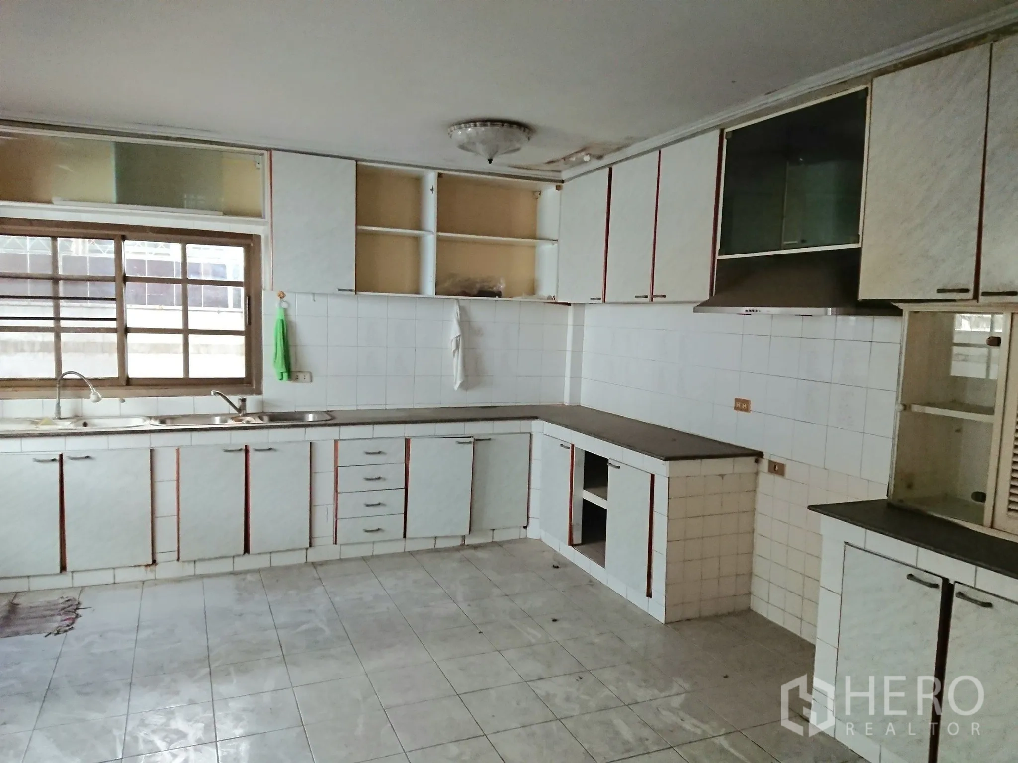 บ้าน ขายในChatuchak, Bangkok - ครัวไทยขนาดใหญ่ เคาน์เตอร์ยาว ตู้เก็บของ และผนังกระเบื้อง