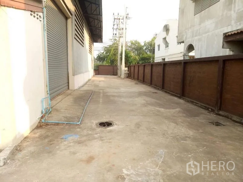 工厂 出租在Lat Lum Kaeo, Pathum Thani - 侧向车道，设卷闸门出入口与排水口。