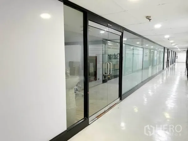 办公空间 出租在Phaya Thai, Bangkok - 大楼走廊与本办公单元的钢化玻璃双开门入口。