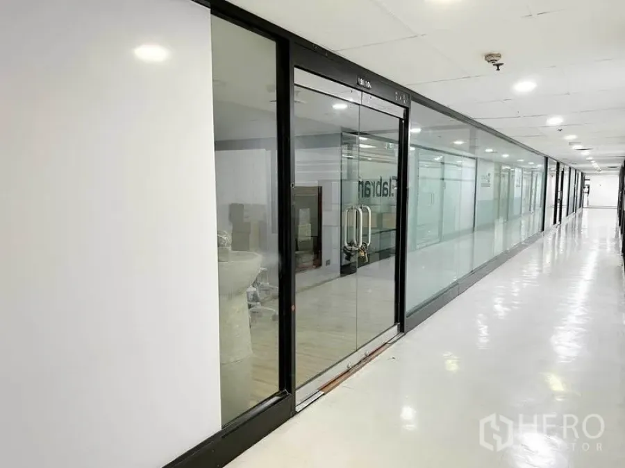 办公空间 出租在Phaya Thai, Bangkok - 大楼走廊与本办公单元的钢化玻璃双开门入口。