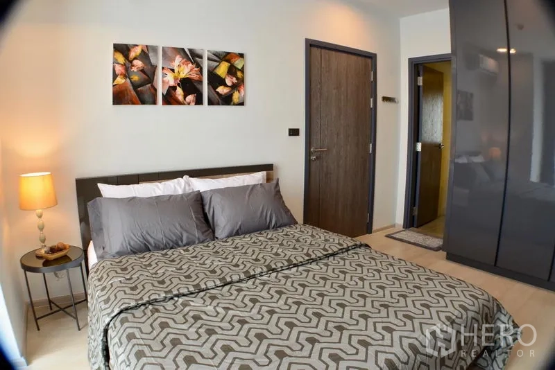 คอนโด ให้เช่าในWatthana, Bangkok - มุมห้องนอนหลักพร้อมตู้เสื้อผ้าแบบบิลท์อินและประตูสู่โถง