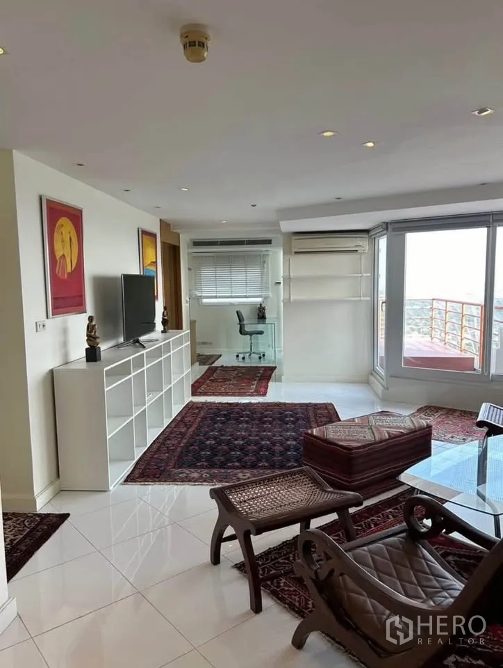 คอนโด ให้เช่าหรือขายในYan Nawa, Bangkok - พื้นที่นั่งเล่นเปิดโล่ง พร้อมชั้นวางทีวี ไฟดาวน์ไลต์ มุมทำงาน และประตูกระจกบานเลื่อนสู่ระเบียง