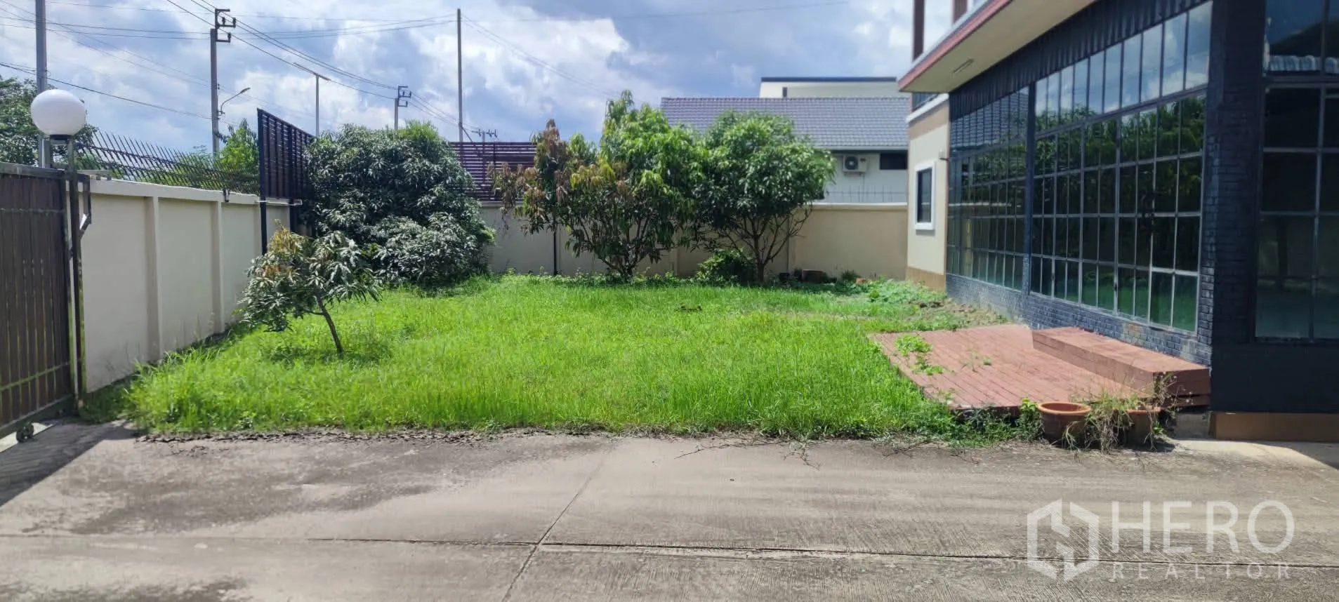 Warehouse for sale in Thung Khru, Bangkok - Small front lawn and garden beside the office glass wall.