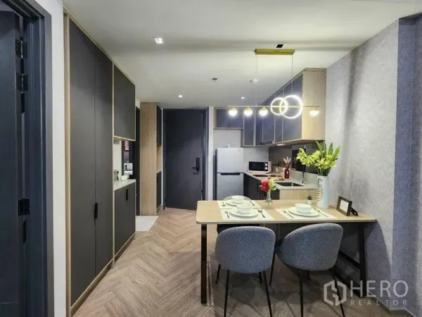 Condominium for rent in Bang Rak, Bangkok - Modern kitchenette with built-in cabinets, dining table and pendant lights in Bangkok condo.