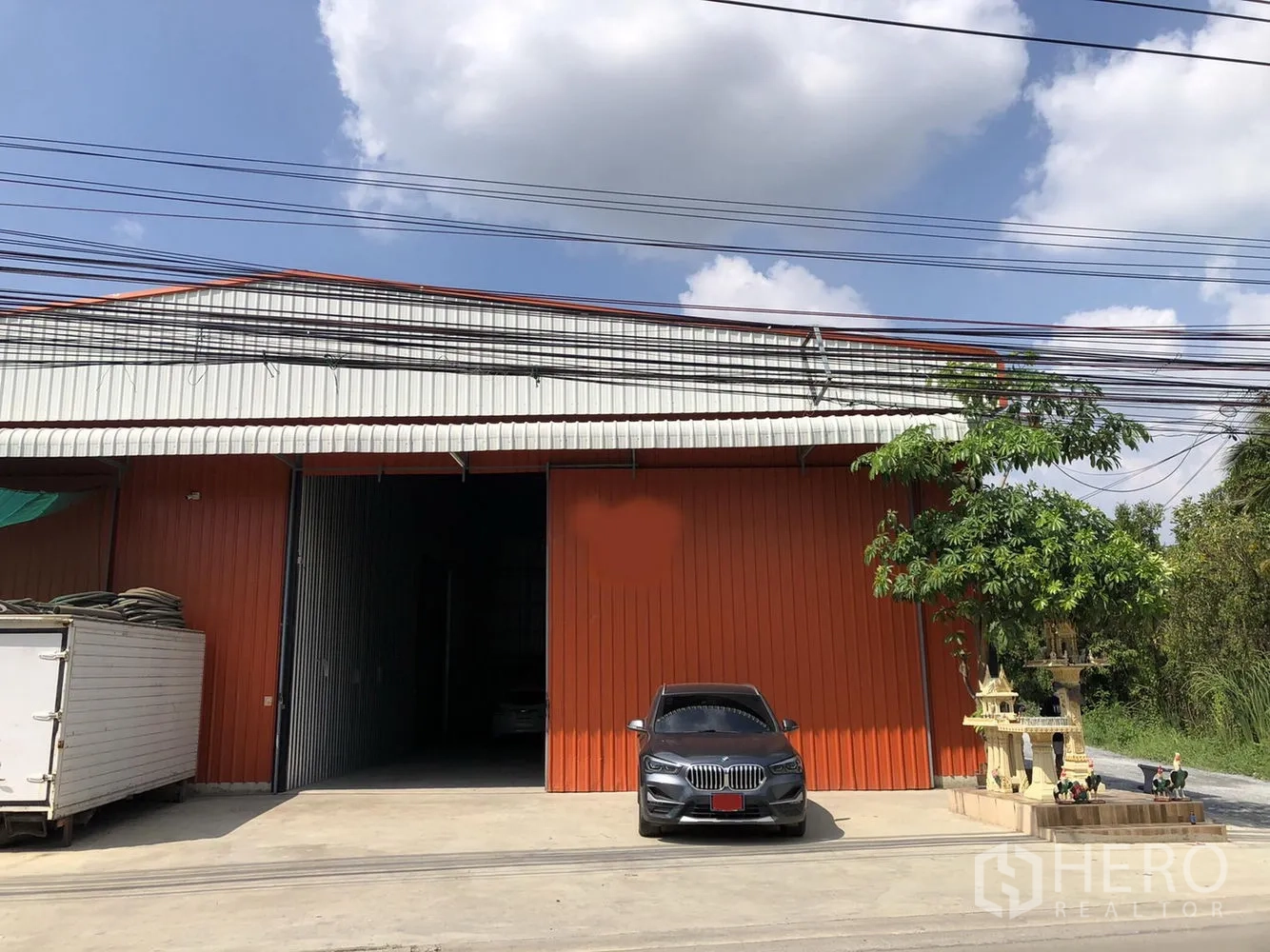 คลังสินค้า ให้เช่าในBang Kruai, Nonthaburi - ด้านหน้าโกดังสีส้ม-เทา ประตูบานเลื่อนใหญ่ พร้อมที่จอดรถ