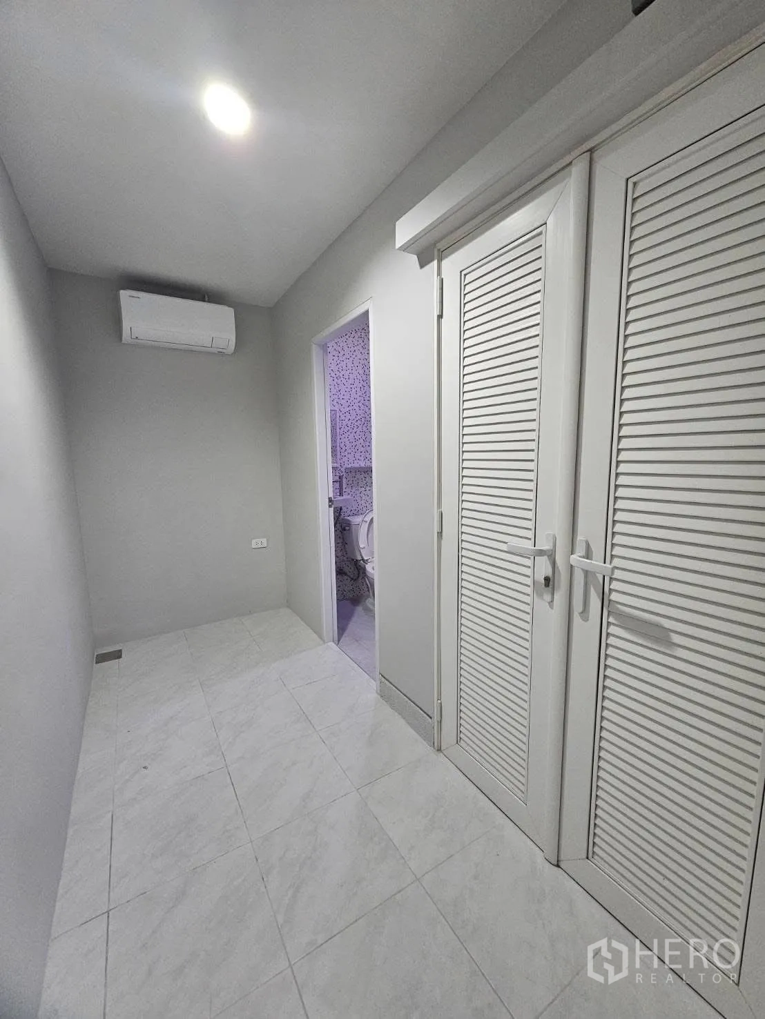 独栋房屋 for rent or sale in Bang Phli, Samut Prakan - 狭长多功能房，百叶柜门，旁连卫生间。
