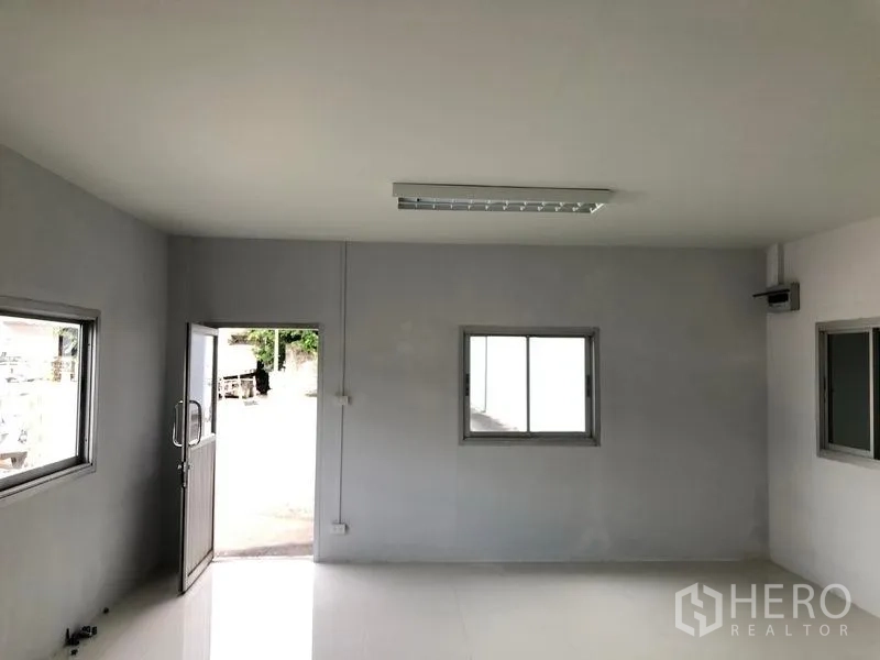 คลังสินค้า ให้เช่าในKhlong Luang, Pathum Thani - ประตูทางเข้าออฟฟิศ มีหน้าต่างบานเลื่อน เปิดสู่ลานด้านนอก.