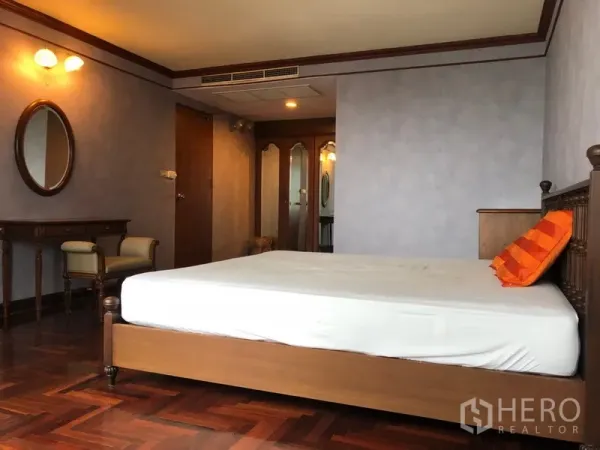 คอนโด ให้เช่าในKhlong Toei, Bangkok - อีกมุมของห้องนอน เตียง ตู้เสื้อผ้าบานกระจก และโต๊ะเครื่องแป้ง